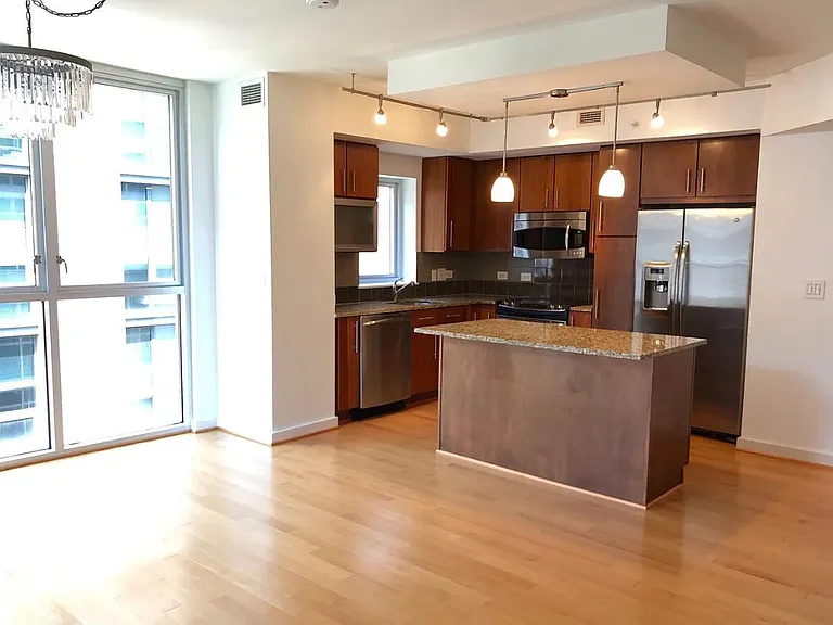 1025 1st St SE — Photo 5