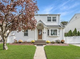 95 Norman St, New Hyde Park, NY 11040
