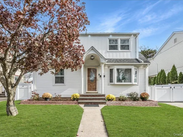 95 Norman Street, New Hyde Park, NY 11040