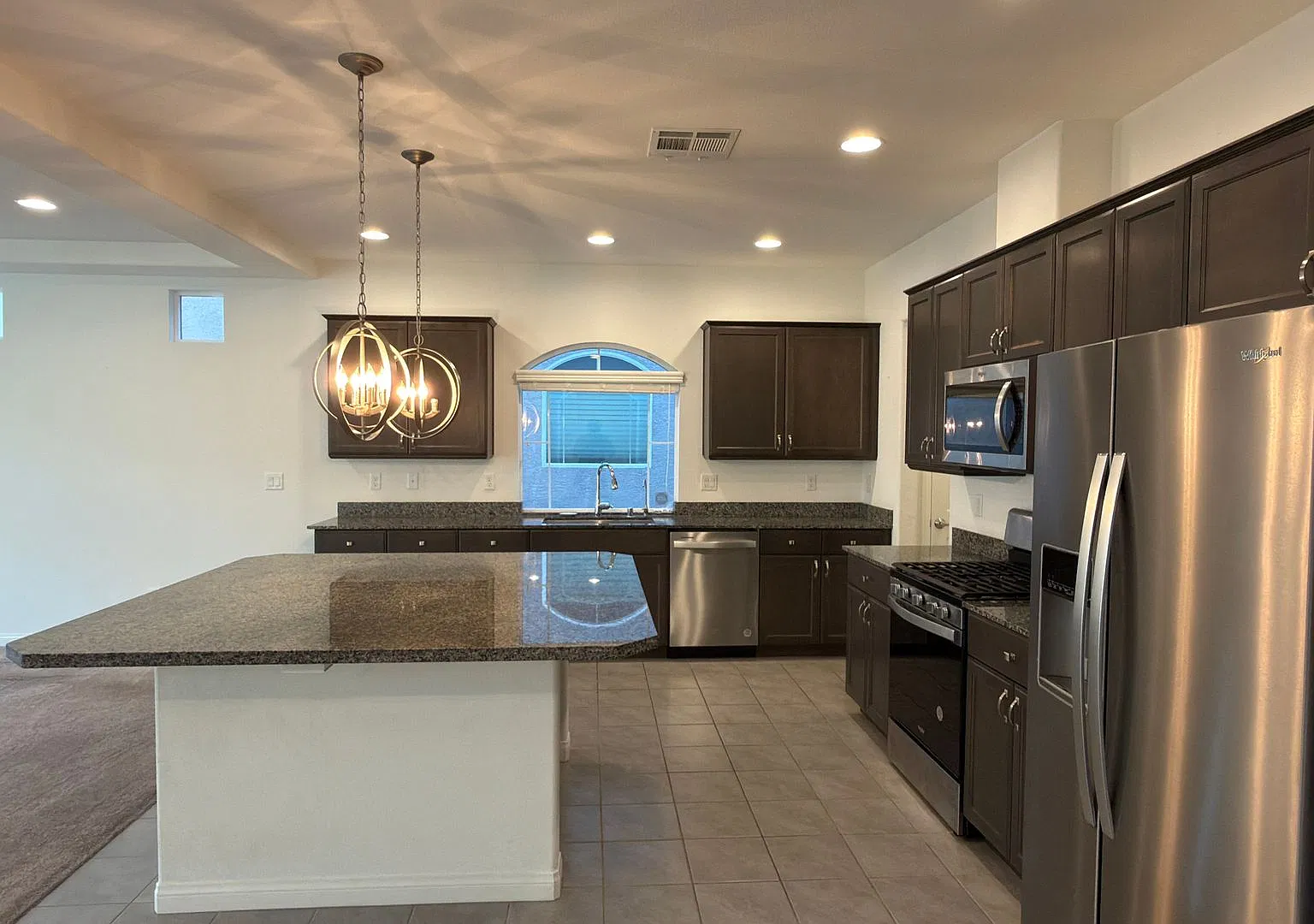 Spacious 5 bedrooms home with 2.5 bathrooms — Photo 4
