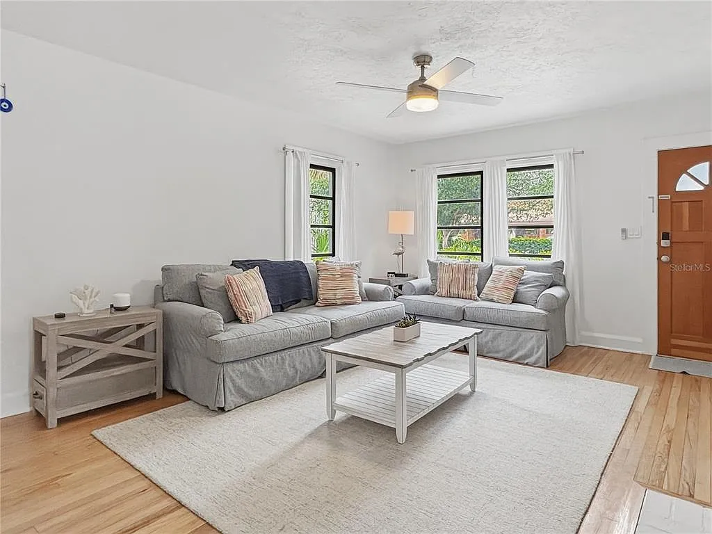 3 bed, 2.0 bath, 1263 sqft, $4,000 — Photo 4