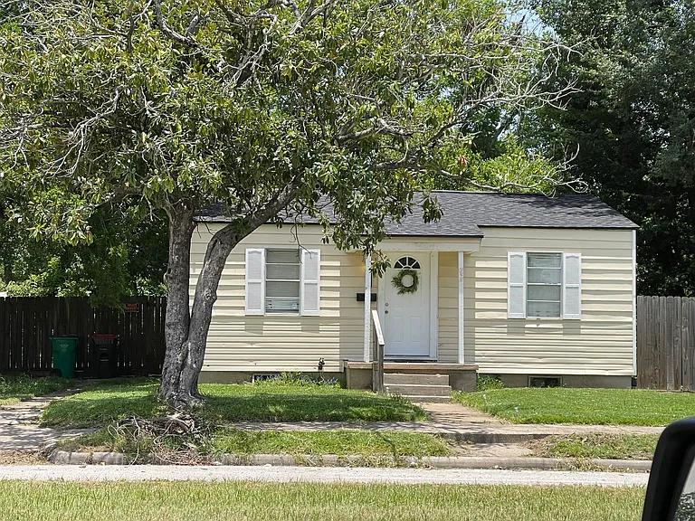704 E Defee Ave — Photo 1