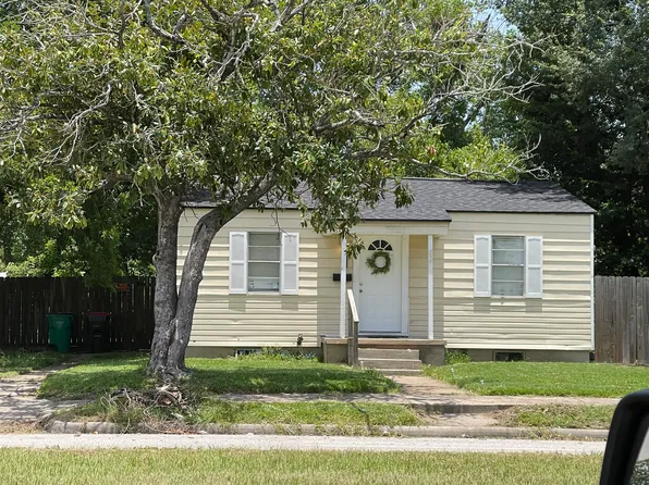704 E Defee Ave, Baytown, TX 77520