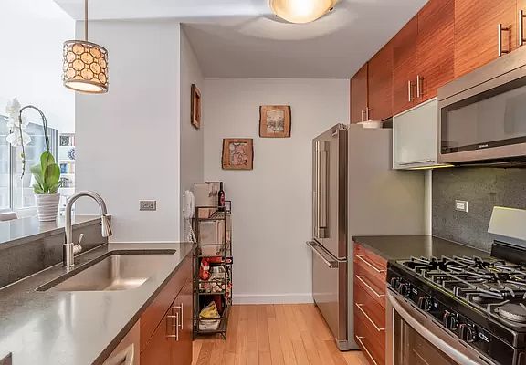 3rd image of 225 W 60th St APT 7B