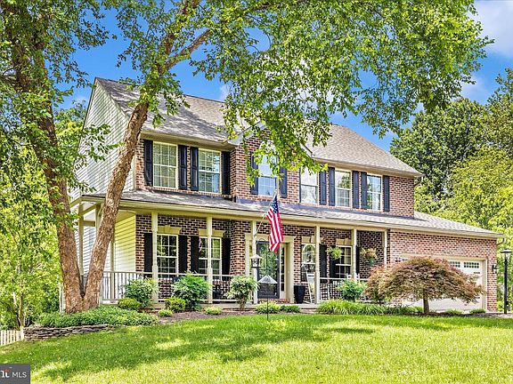 2nd image of 402 Leafy Hollow Ct