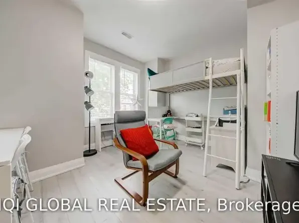142 Grace St #2, Toronto, ON M6J 2S2