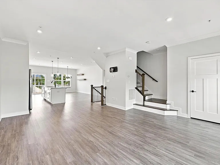 523 E Union St — Photo 4