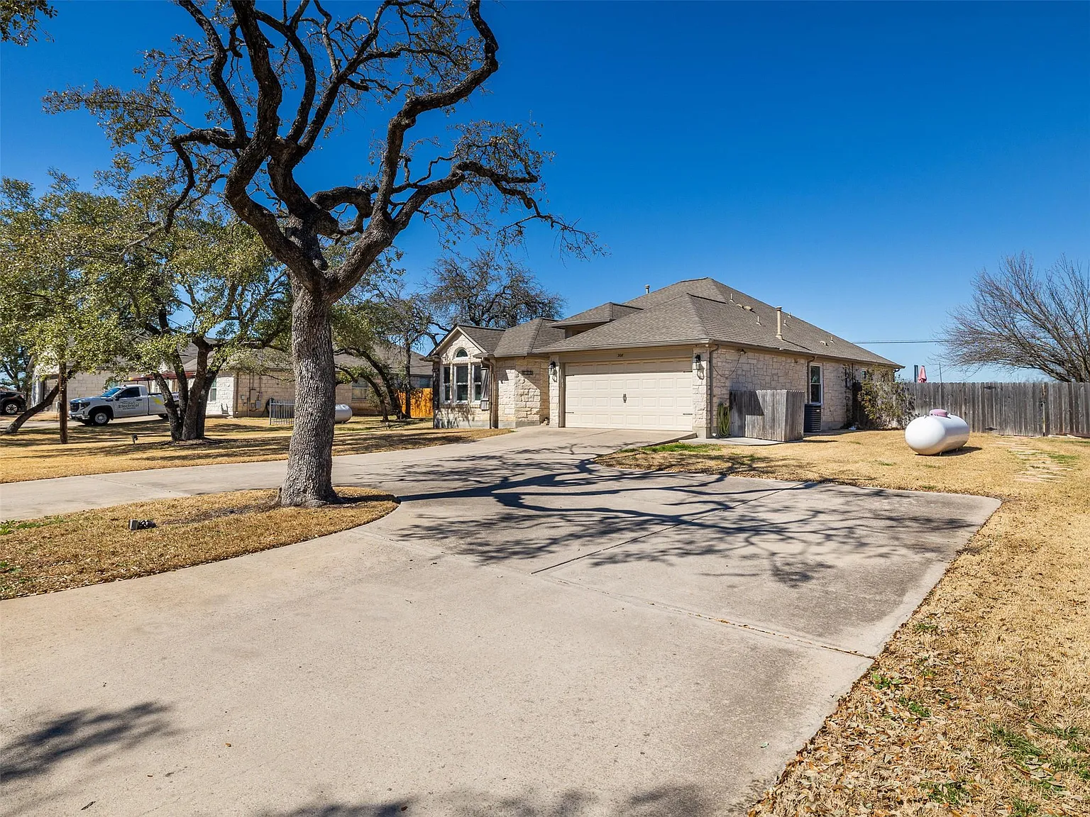 4 bed, 2.0 bath, 1761 sqft, $3,300 — Photo 3