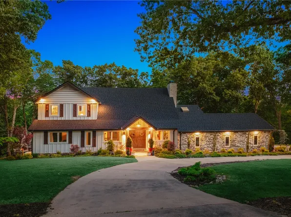 8880 Pageant Dr, Rogers, AR 72756
