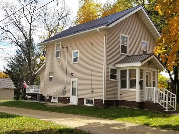 311 2nd St E, Cresco, IA 52136
