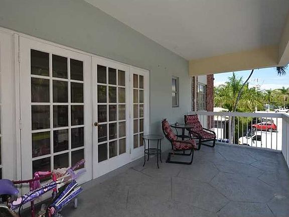2nd image of 2420 SE 17th St APT 201