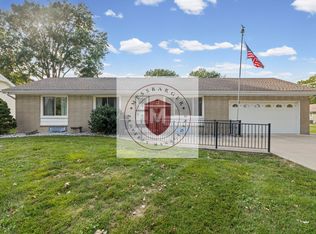 801 S Honeysuckle Dr, Olathe, KS 66061
