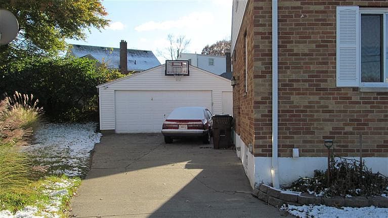 2nd image of 1927 Acorn Dr