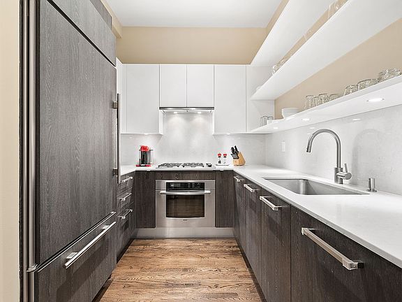 5th image of 211 W 18th St #Ph