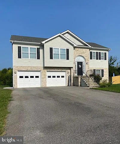 4 bed, 3.0 bath, 1748 sqft, $1,900 — Photo 1