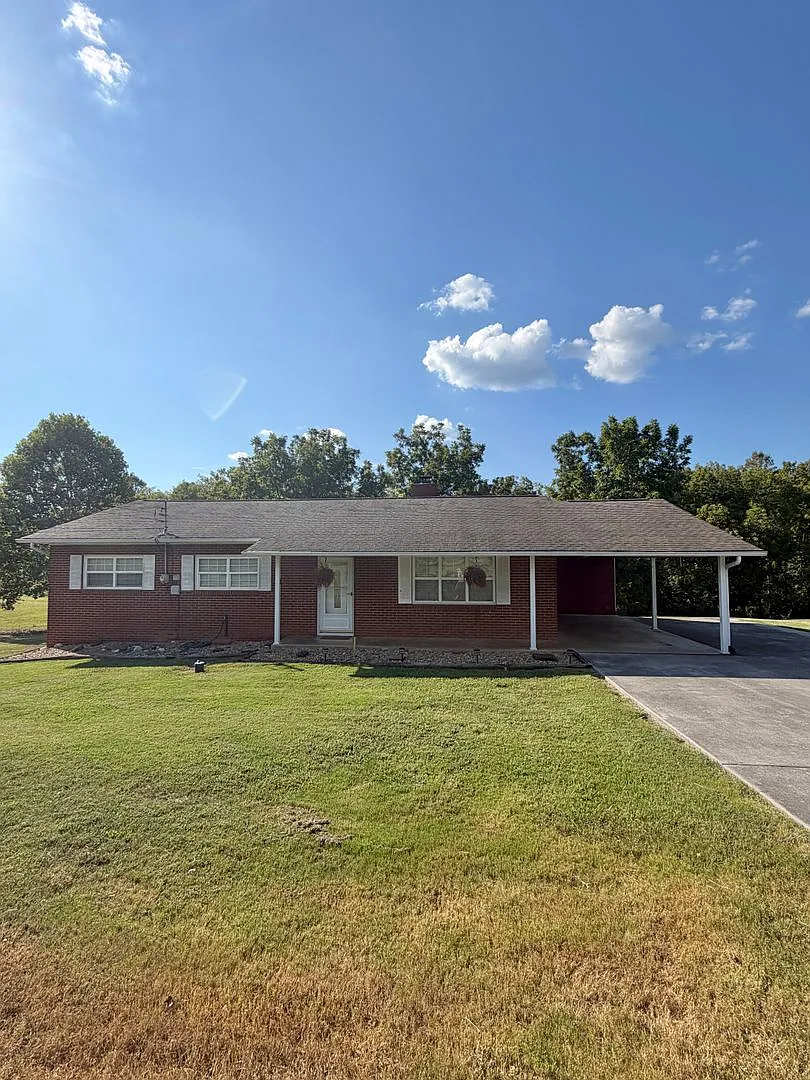 Charming 3 Bedroom Brick Rancher with Smoky Mountain Views in Sevierville — Photo 3