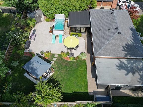 5th image of 2105 Maplewood Dr