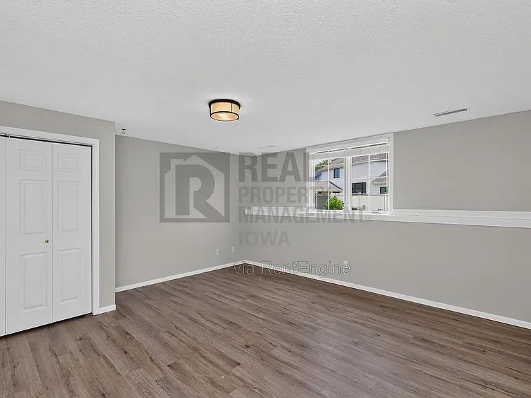 2305 NE Hanover Ct — Photo 32