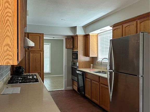 2nd image of 1402 Glade St