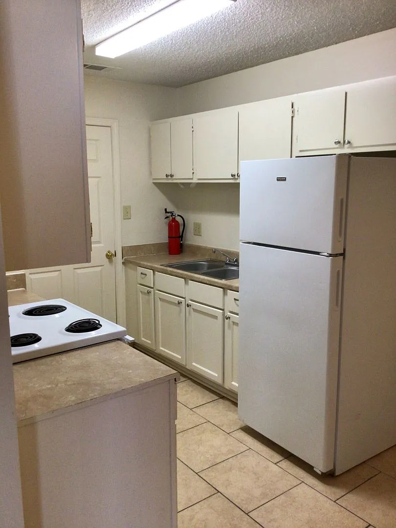 2647 Amanda Dr — Photo 4