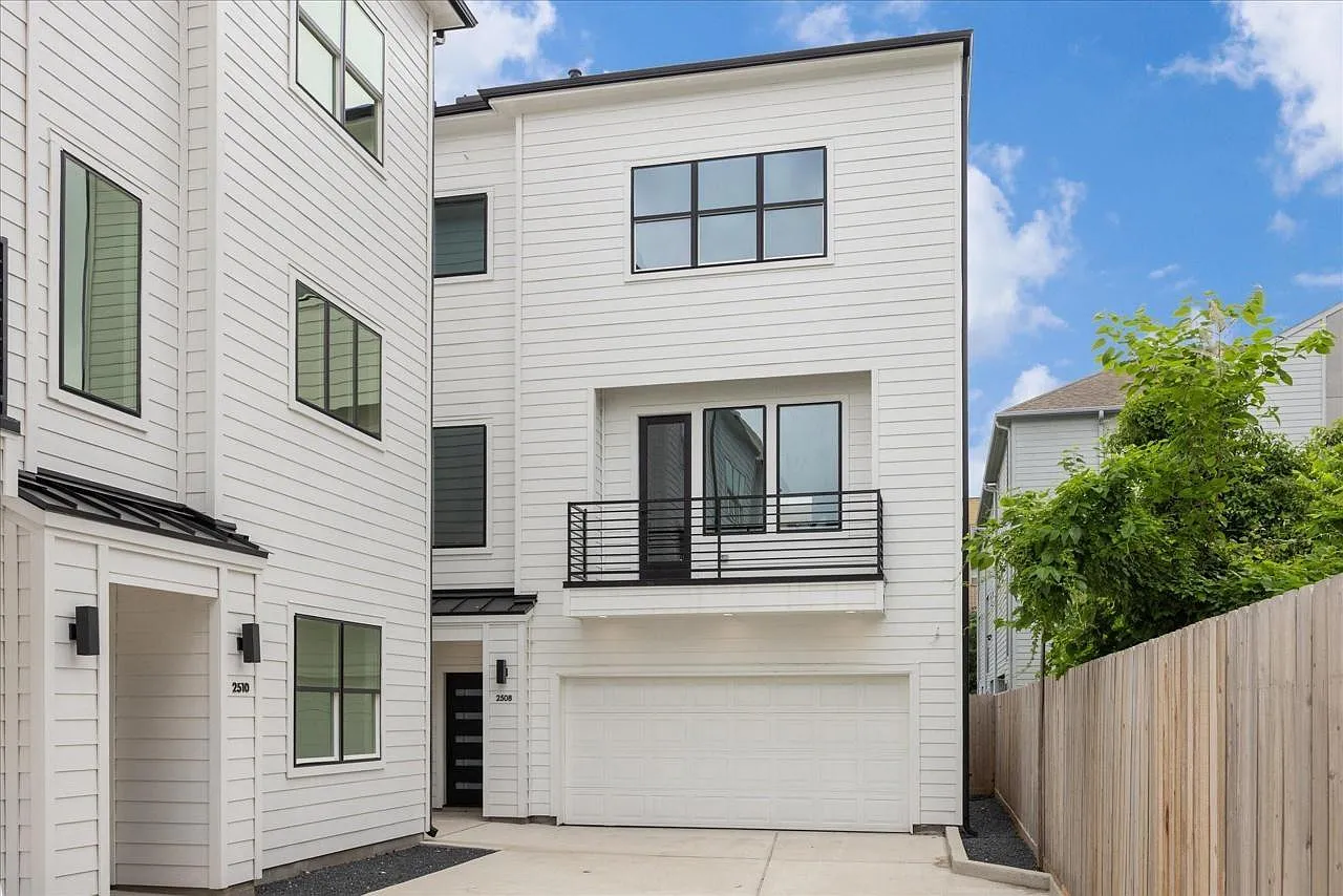 3 bed, 3.5 bath, 2408 sqft, $3,299 — Photo 2