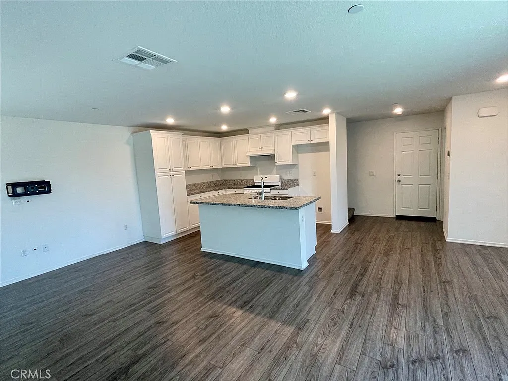 3 bed, 2.5 bath, 1677 sqft, $3,400 — Photo 3