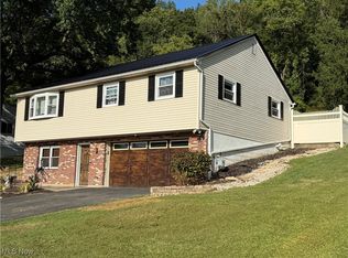 890 Green Dr, Coshocton, OH