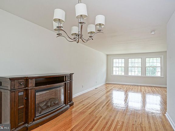 3rd image of 502 Pomona Rd