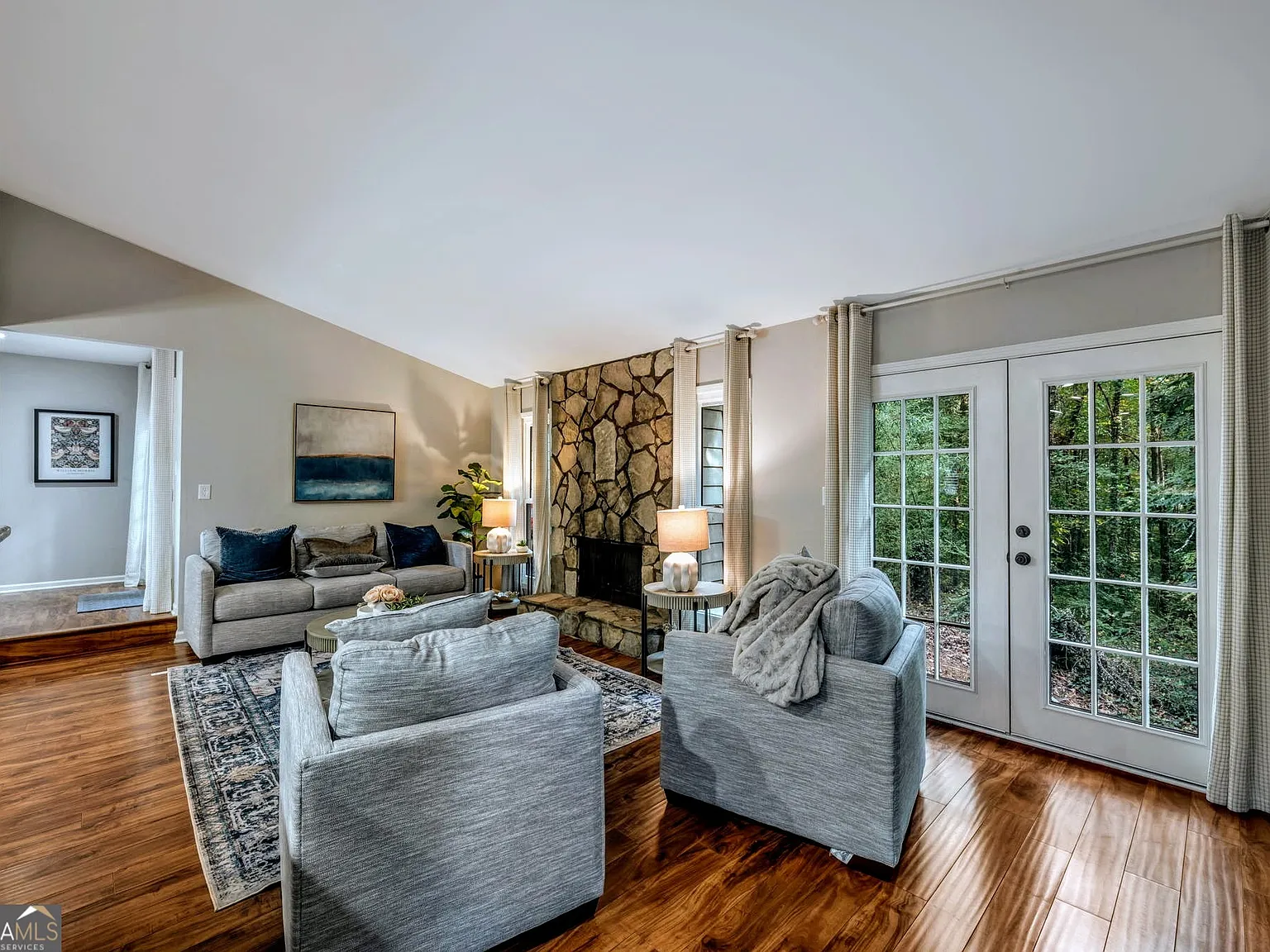 3 bed, 2.0 bath, 1552 sqft, $5,400 — Photo 3