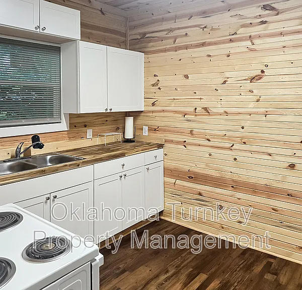 118 N Taft Ave — Photo 4