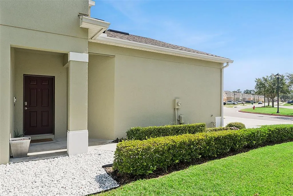 3 bed, 2.5 bath, 1701 sqft, $2,600 — Photo 2