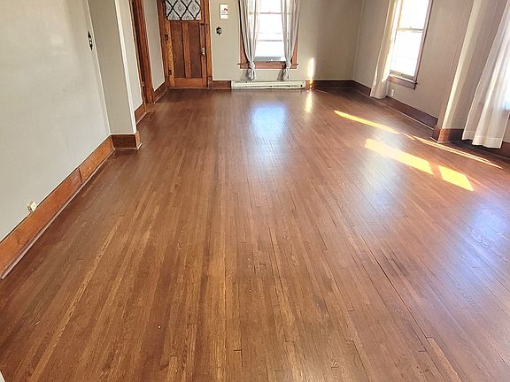 3rd image of 806 S 6th St APT 1