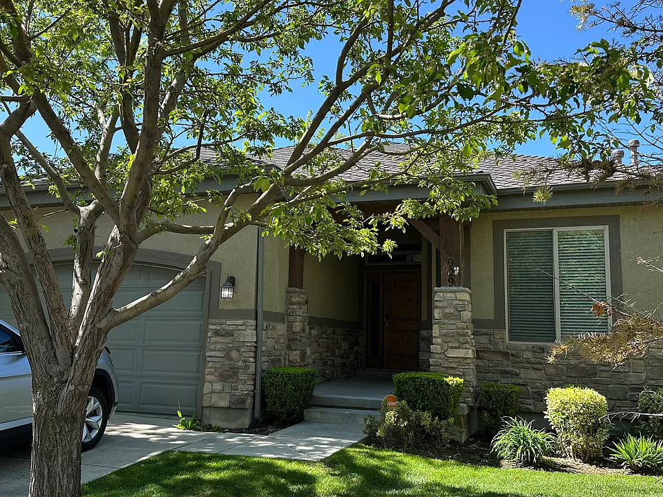1929 W Golden Pond Way