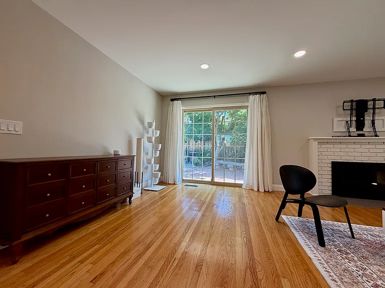 832 Cathedral Dr — Photo 5