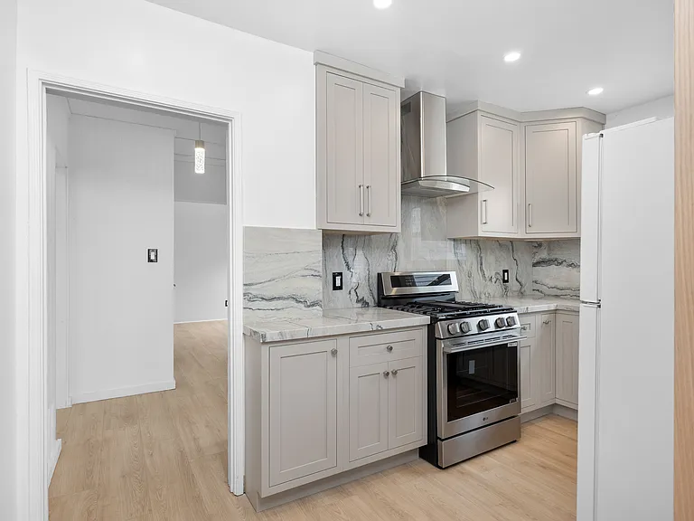340 Avenue F — Photo 9