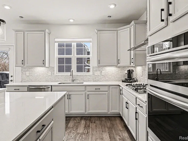 258 S Mill St — Photo 12