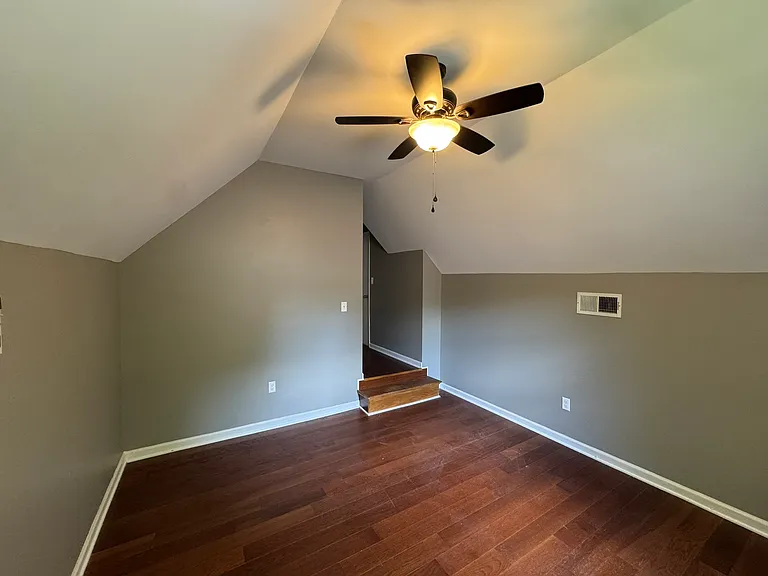 7327 Albert St — Photo 49