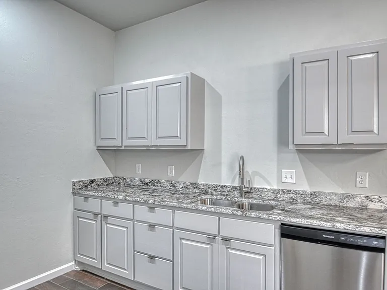 2721 Clifton Ter — Photo 11