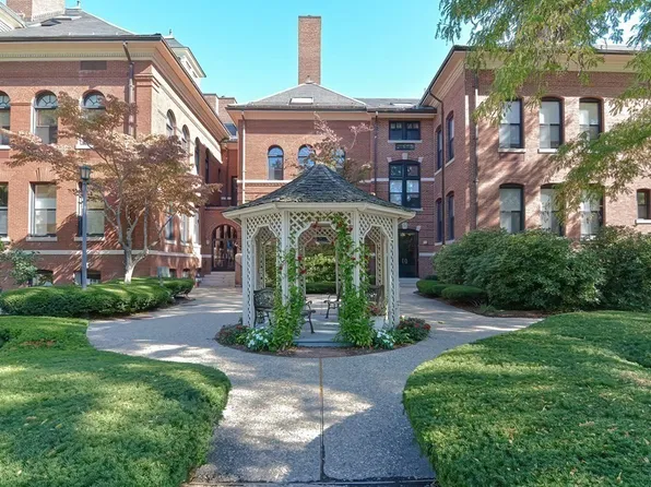 1 School St APT 204, Arlington, MA 02476