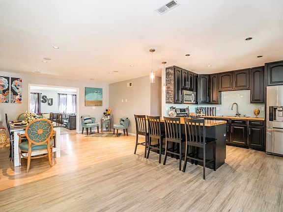 4th image of 842 Carlsbad St