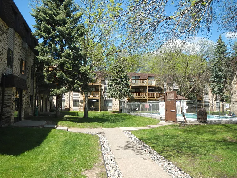 Hazelwood Apartments — Photo 20
