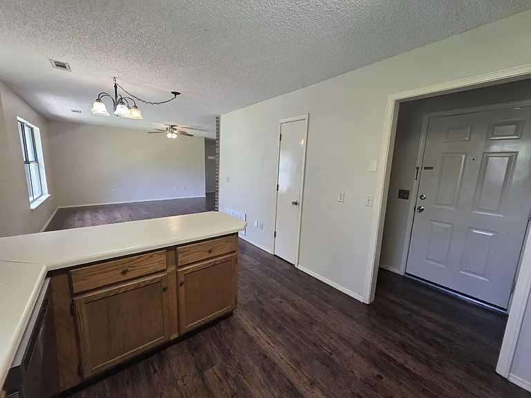 2703 W Beech St — Photo 5