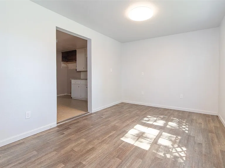 4425 Harding Dr — Photo 11