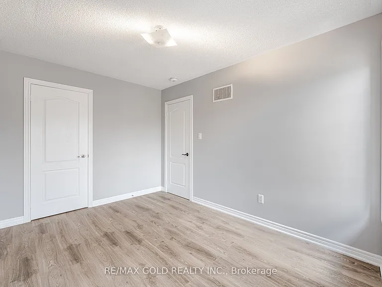 67 Yardley Cres — Photo 33