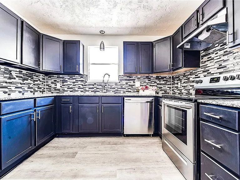 1206 N Markwell Ave — Photo 3
