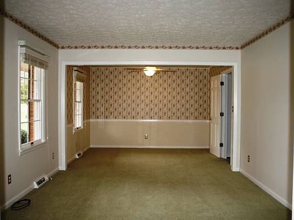 3rd image of 326 S Hillcrest Dr