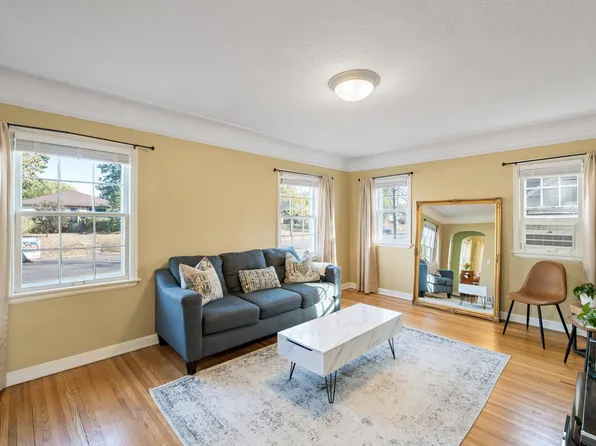 3749 Regent Ave N, Robbinsdale, MN 55422