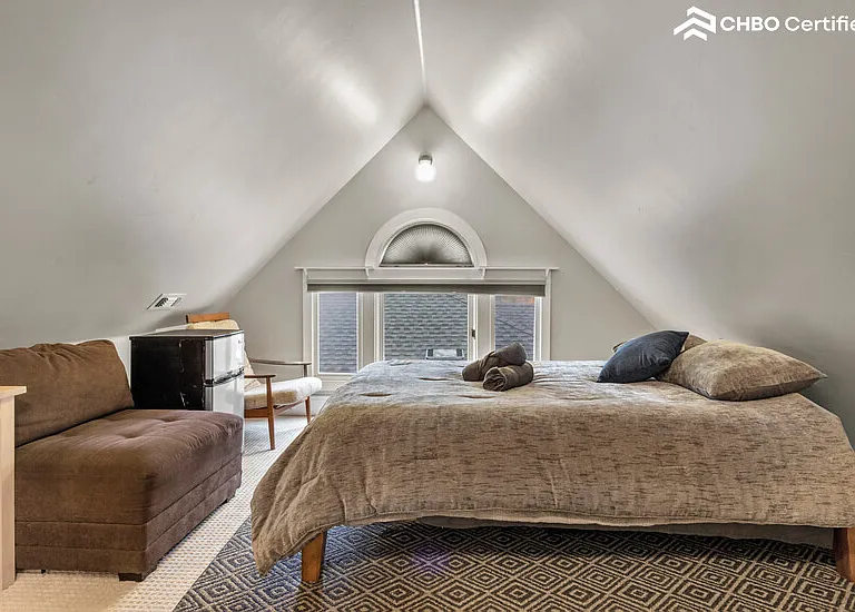 Top floor open loft - additional queen bed/"5th bedroom"