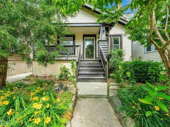 1092 Lakepointe St, Grosse Pointe Park, MI 48230