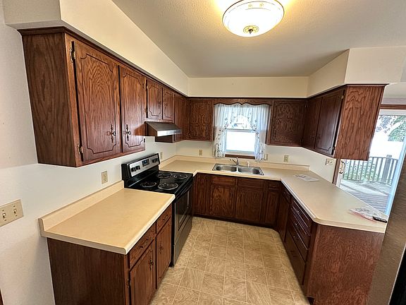Note the ample counter space and cabinets